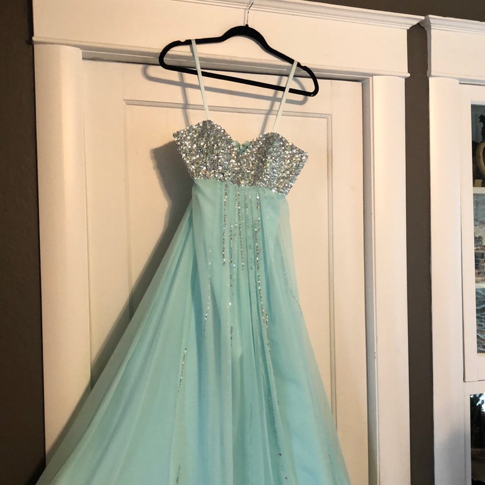 Elegant mint formal dress. Optional matching shoes size 9.